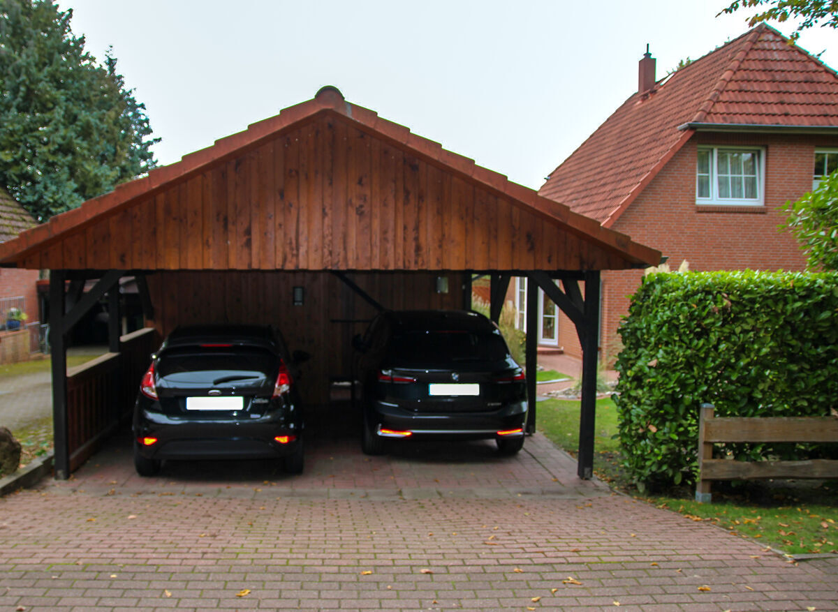 2 Carportstellplätze mit Zugang zum Garten