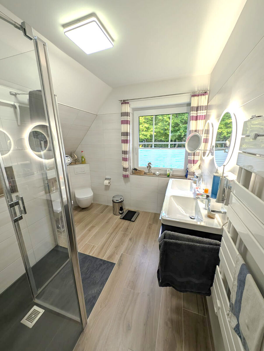 Modernes Duschbad mit Fenster