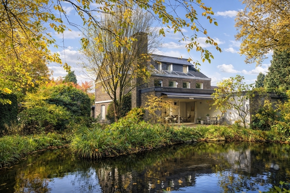Ein Haus mit vielen Möglichkeiten – großzügiges Einfamilienhaus mit Schwimmhalle und Naturteich