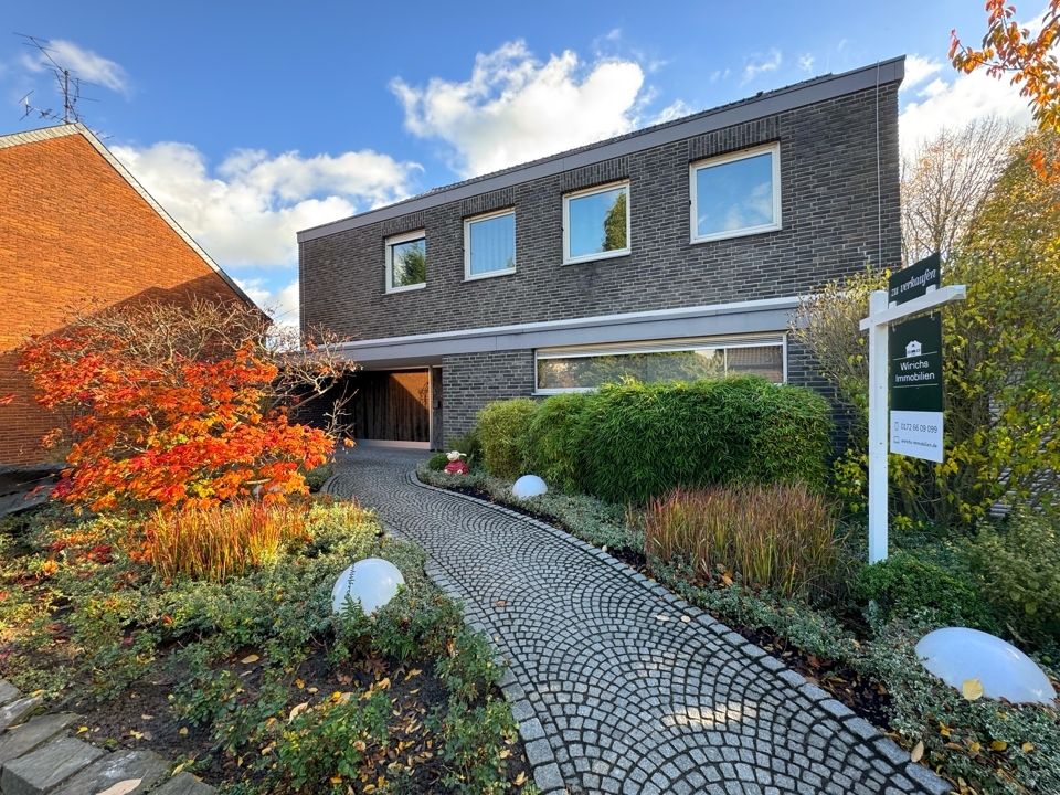 Ein Haus mit vielen Möglichkeiten – großzügiges Einfamilienhaus mit Schwimmhalle und Naturteich