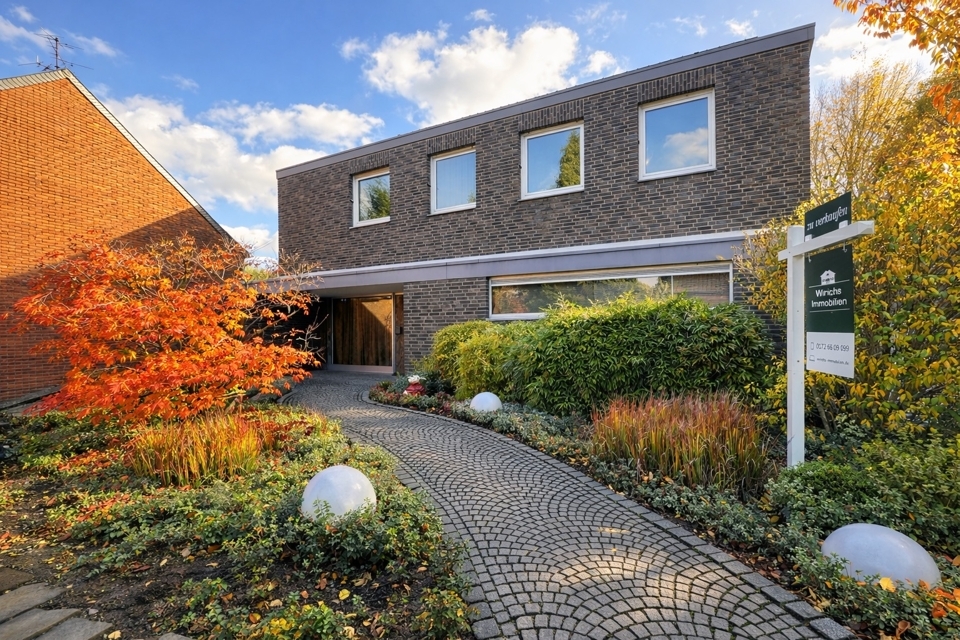 Ein Haus mit vielen Möglichkeiten – großzügiges Einfamilienhaus mit Schwimmhalle und Naturteich