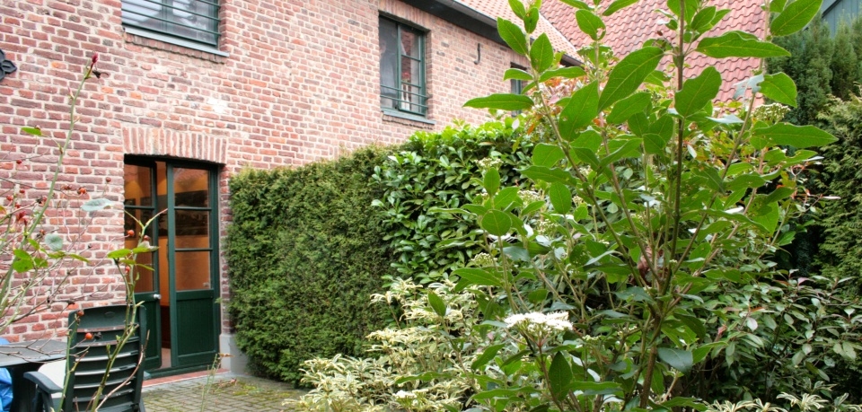 KR-Traar | Wohnen im Grünen, 82 qm  Erdgeschosswohnung mit kleinem Süd-Garten in altem Rittergut