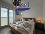 Schlafzimmer mit Zugang zur großen Terasse