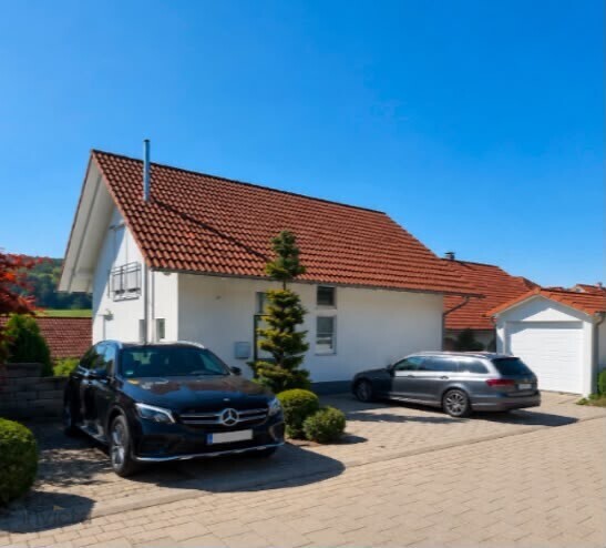 Haus mit Garage und Stellplätze