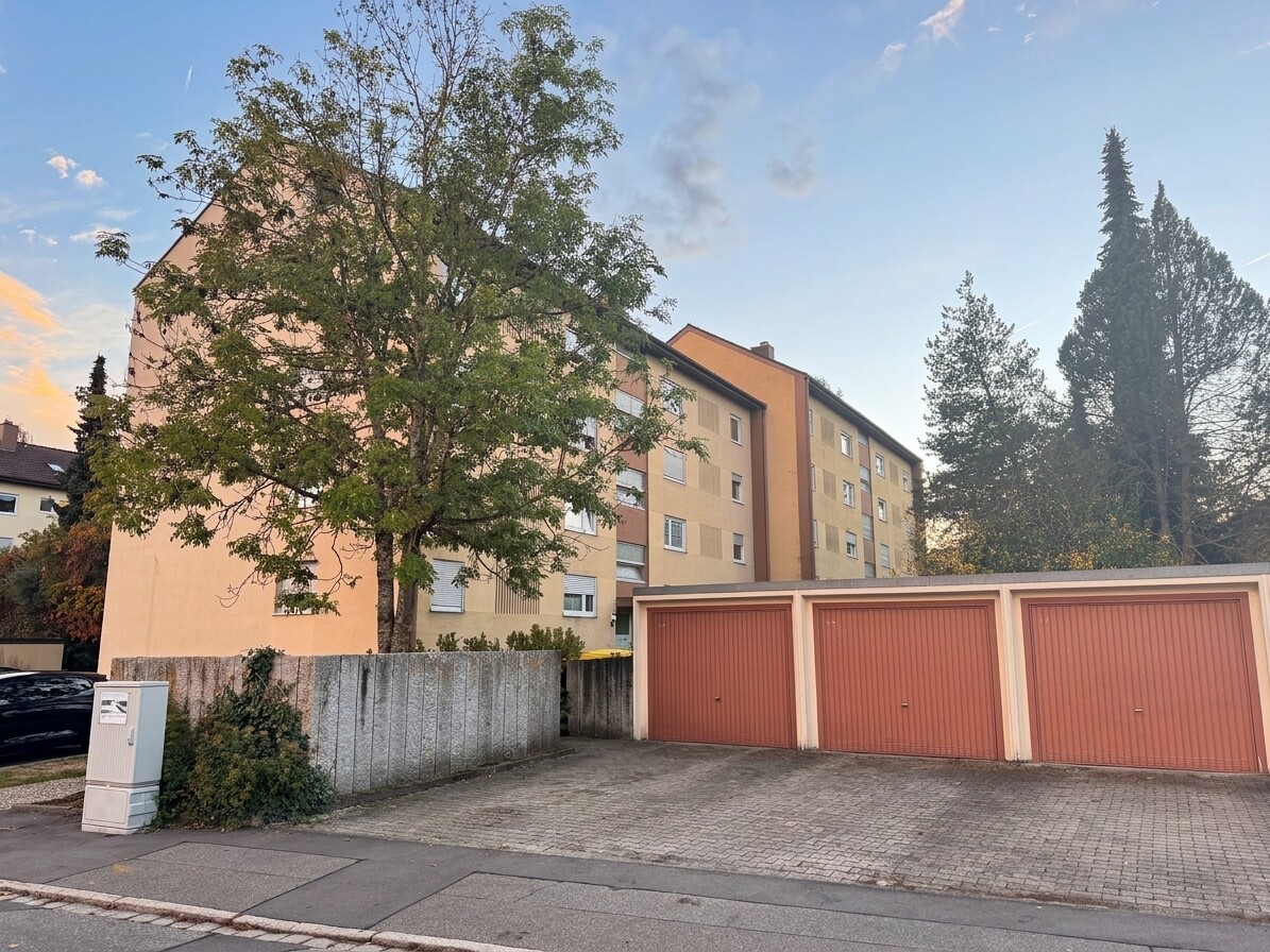 Garage mit Stellplatz
