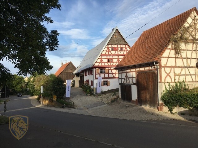 „Dorf am Himmel“ 
Charmantes Denkmalobjekt mit großem
Garten und Ausbaupotenzial