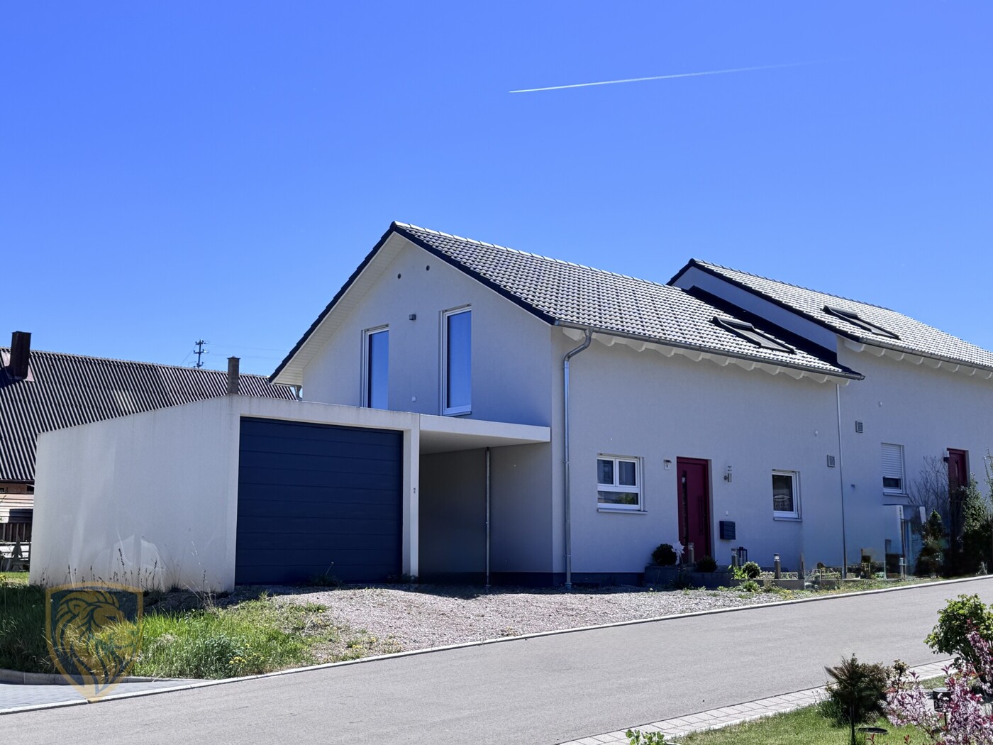 Ansicht mit Garage und Carport
