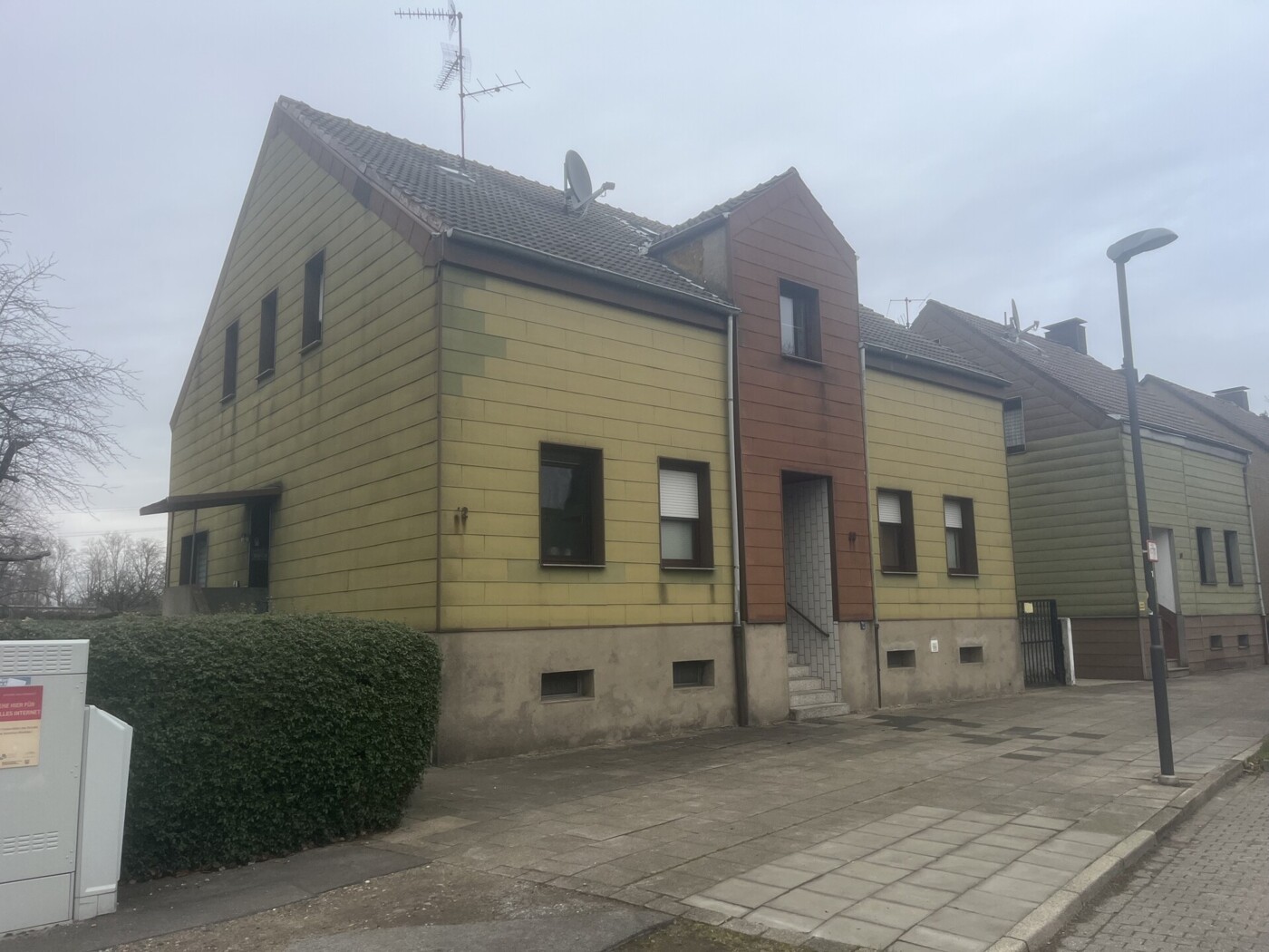 Straßenansicht links