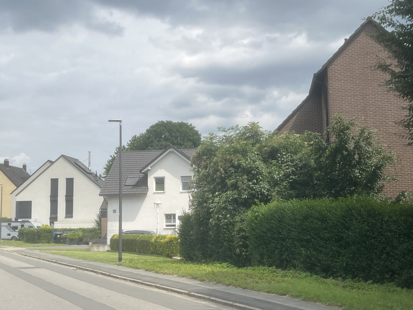 Strasse zum Garten mit Einfahrt