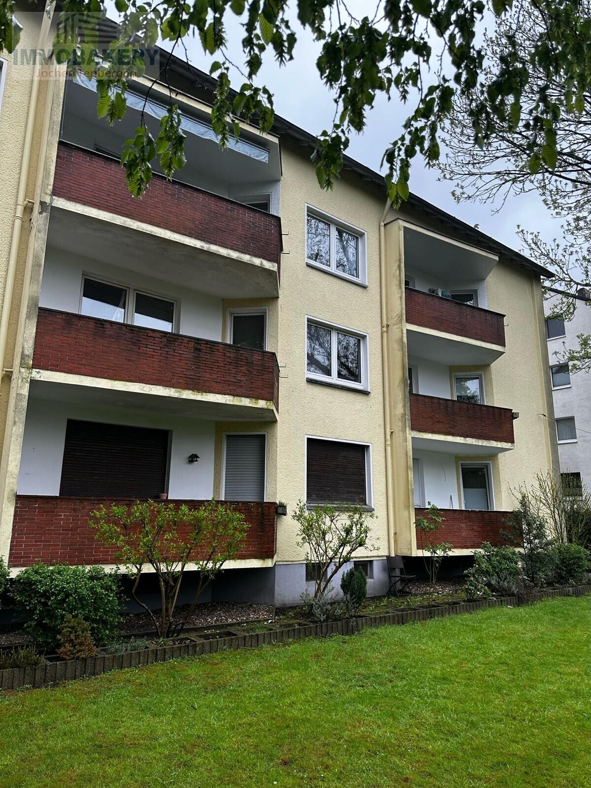 Hintere Hausseite mit Balkon