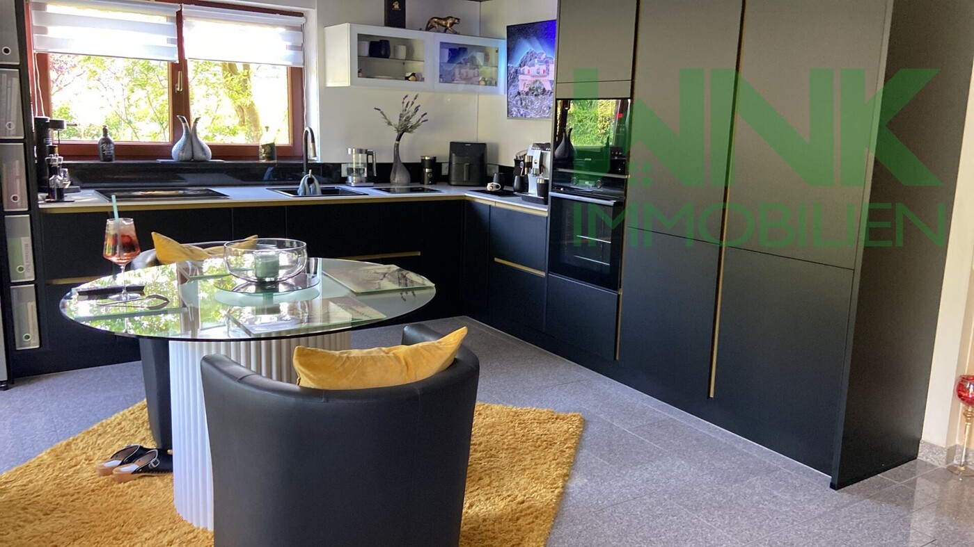 Küchen mit Esstisch