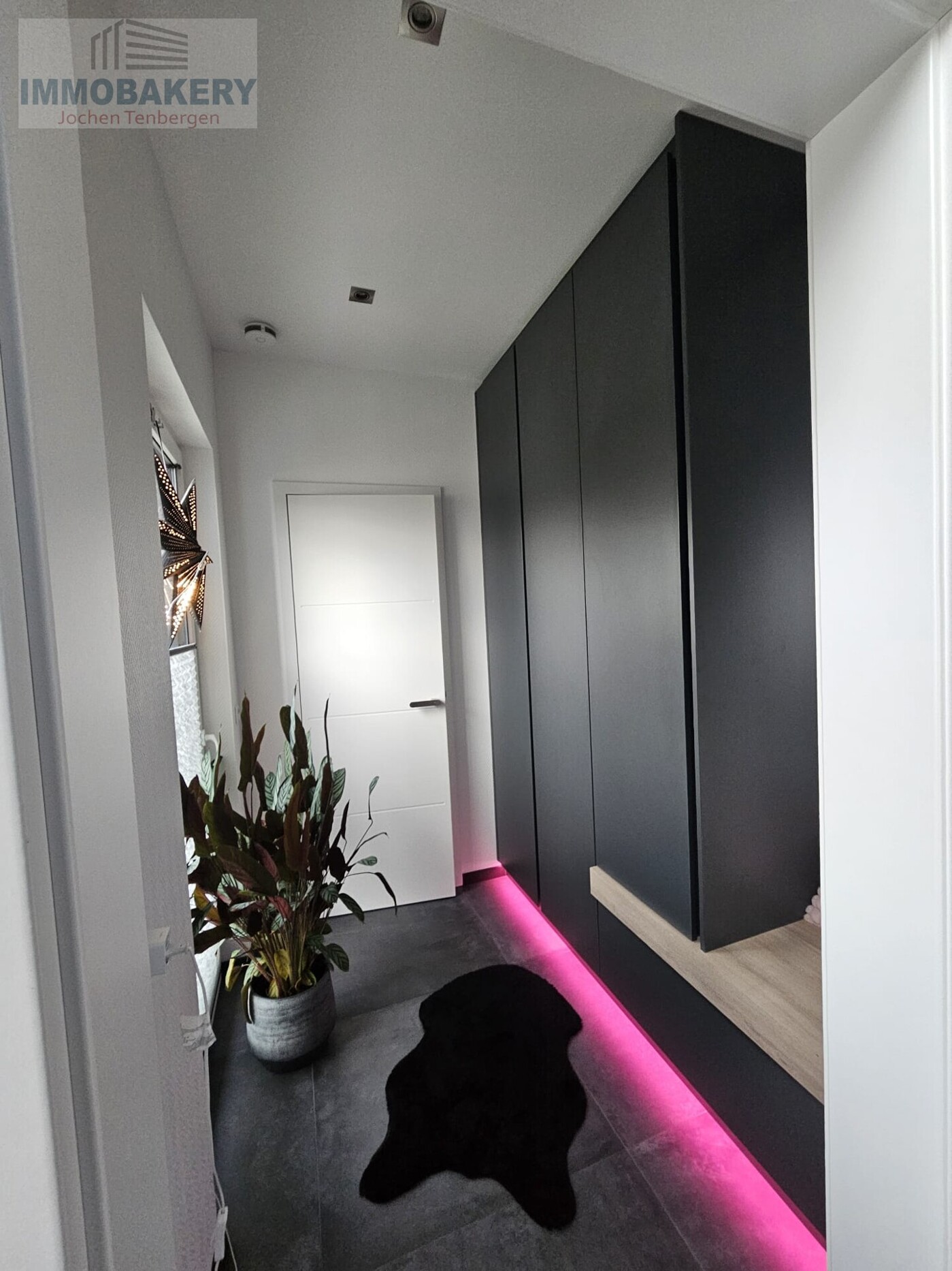 Garderobe EG