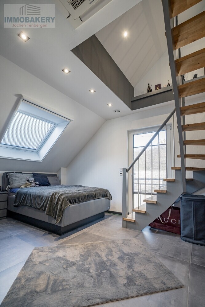 Jugendzimmer im OG mit Zugang zum Spitzboden