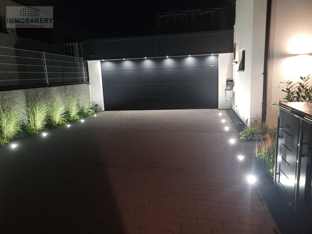 Garage bei Nacht