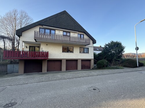 Hausansicht mit Garagen II