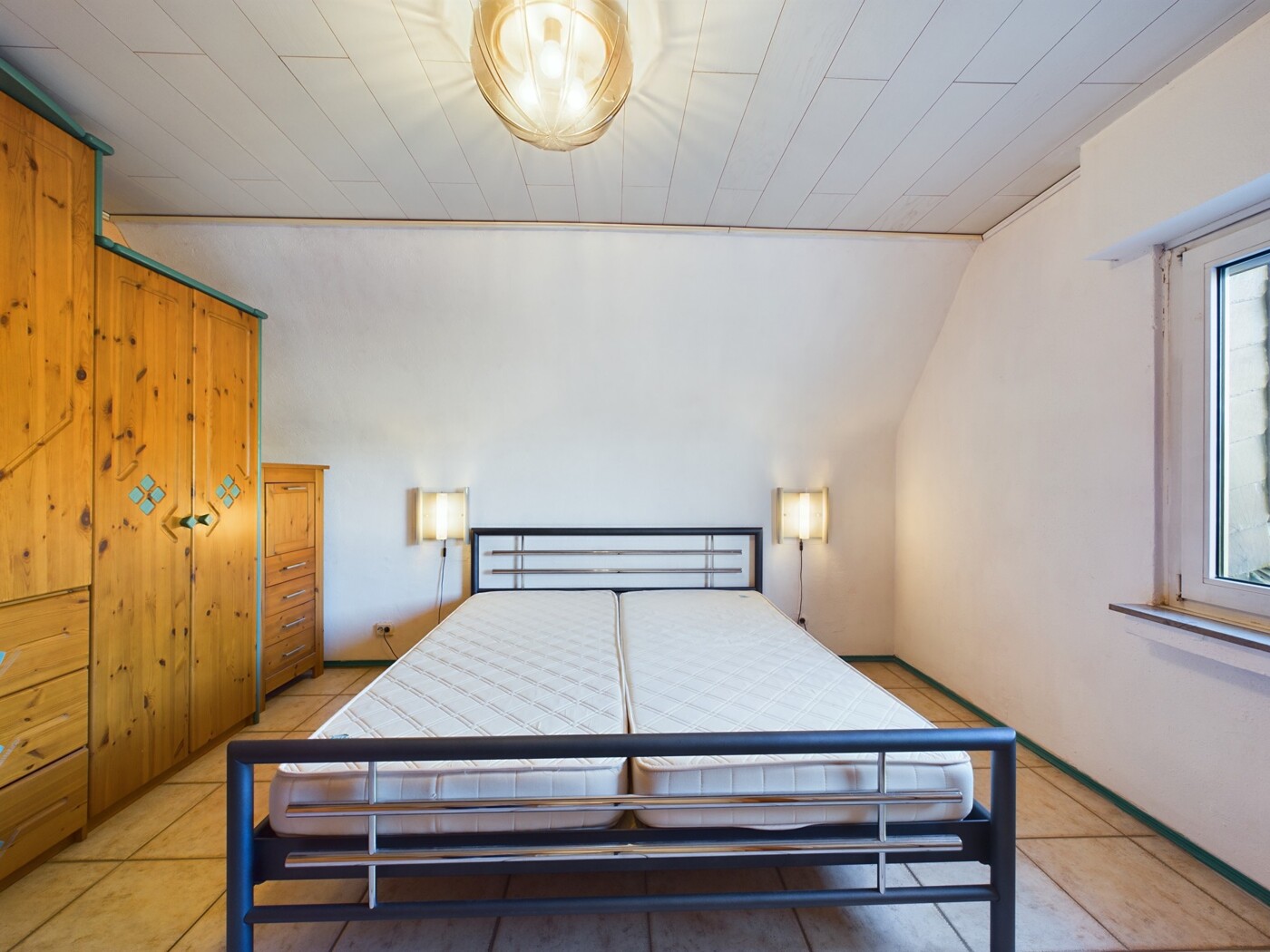 Schlafzimmer DG