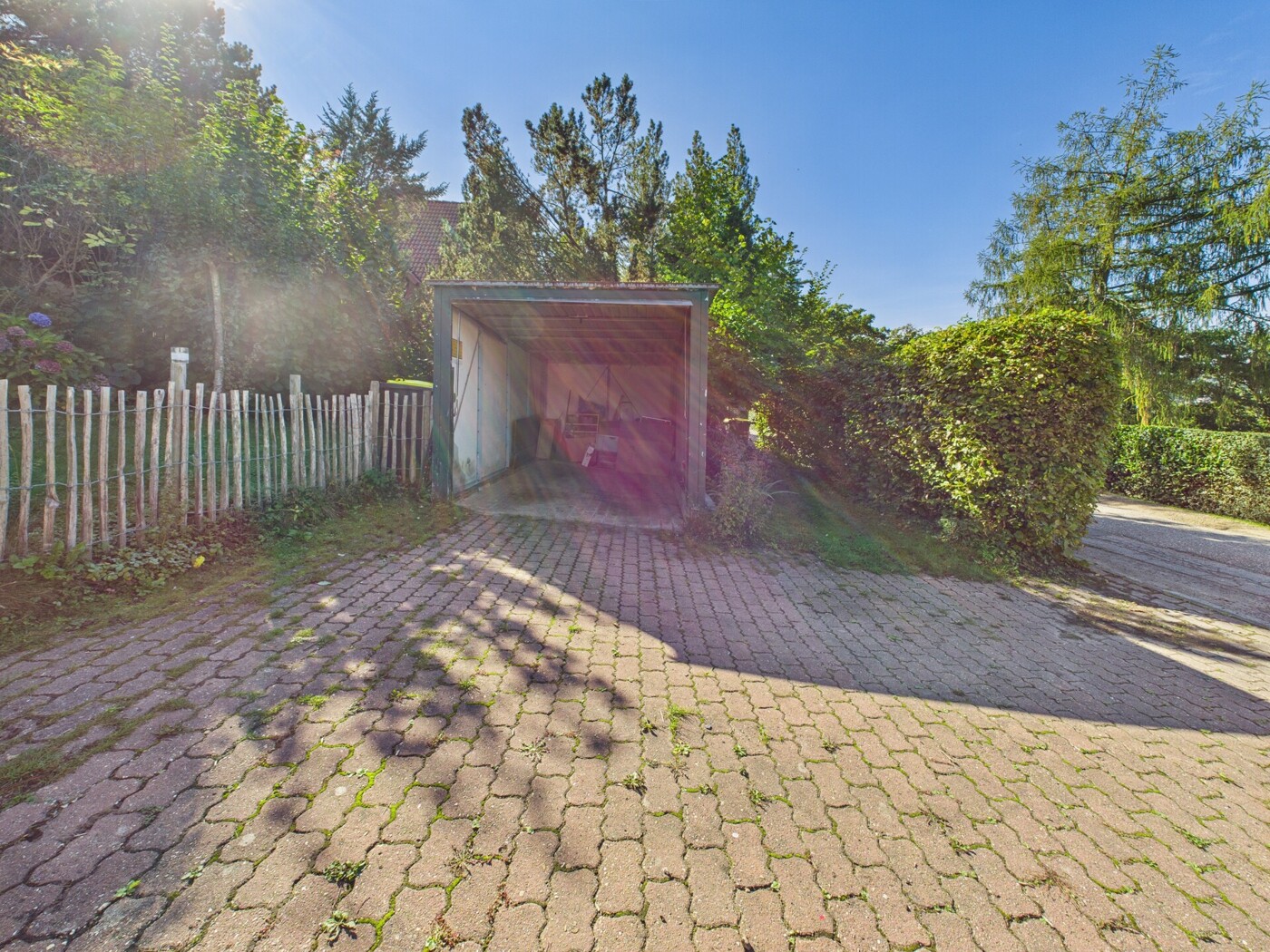 Einfahrt & Garage