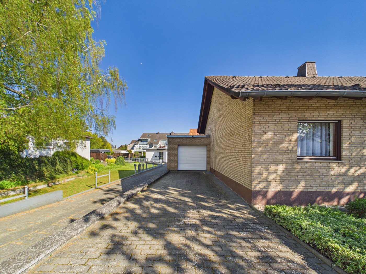 Einfahrt zur Garage