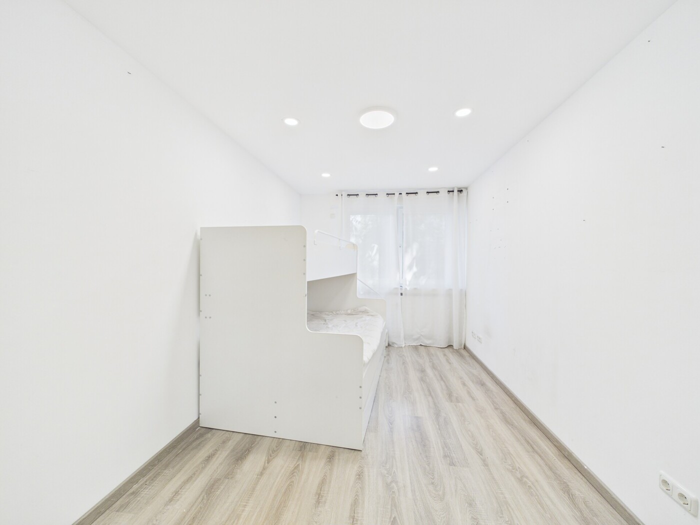 Schlafzimmer links