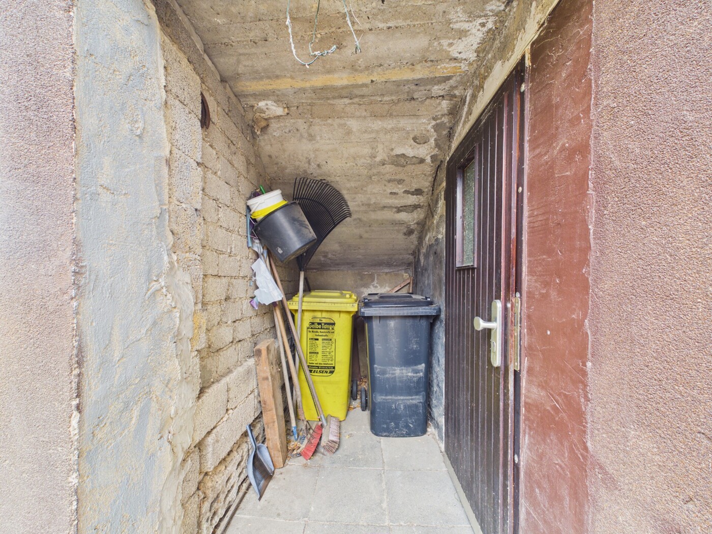 Überdachter Müllraum