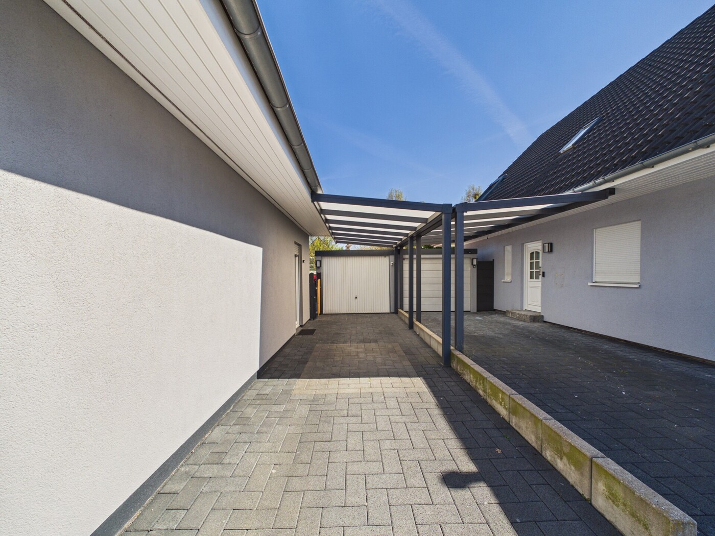 Einfahrt & Garage