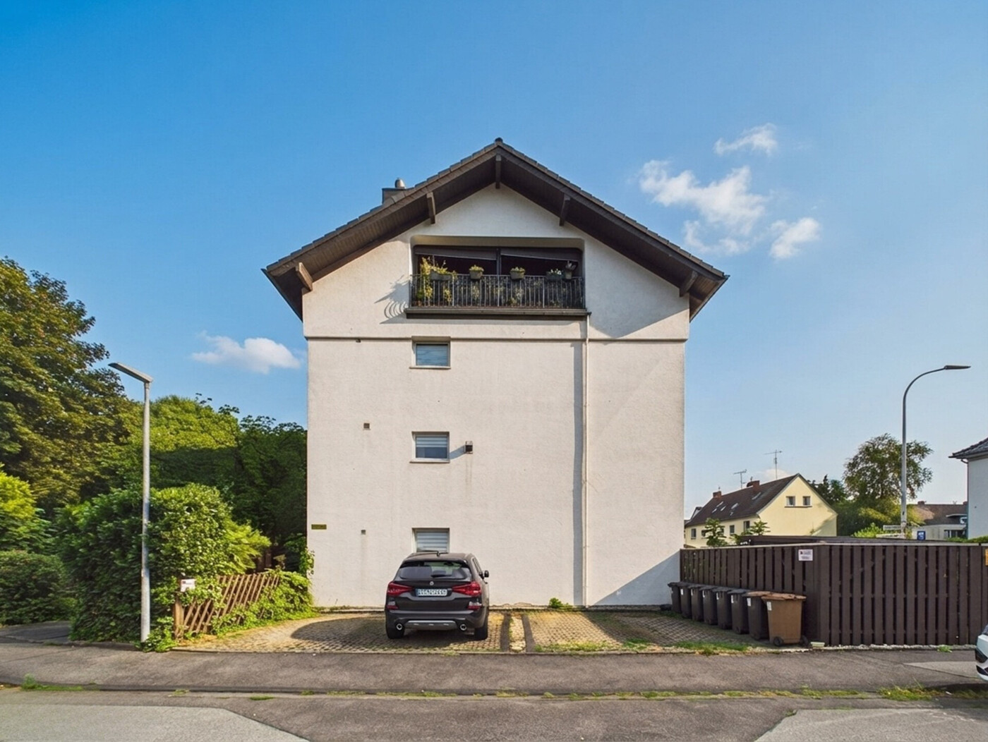 Seitenansicht mit Stellplätzen