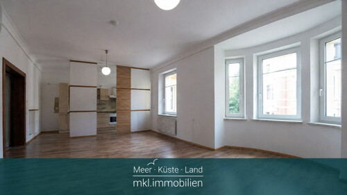 Wohnen mit Blick zur Küche.