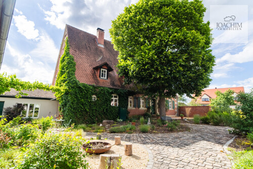 Liebevoll angelegter Vorgarten mit historischem Wohnhaus
