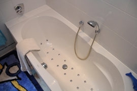 Die Badewanne mit Whirlpool-Funktion