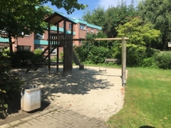 Der angrenzende Kinderspielplatz