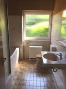Das Badezimmer mit Tageslicht, Wannenbad und separater Dusche