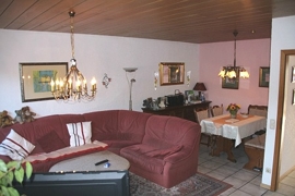 Das Wohnzimmer mit Essecke