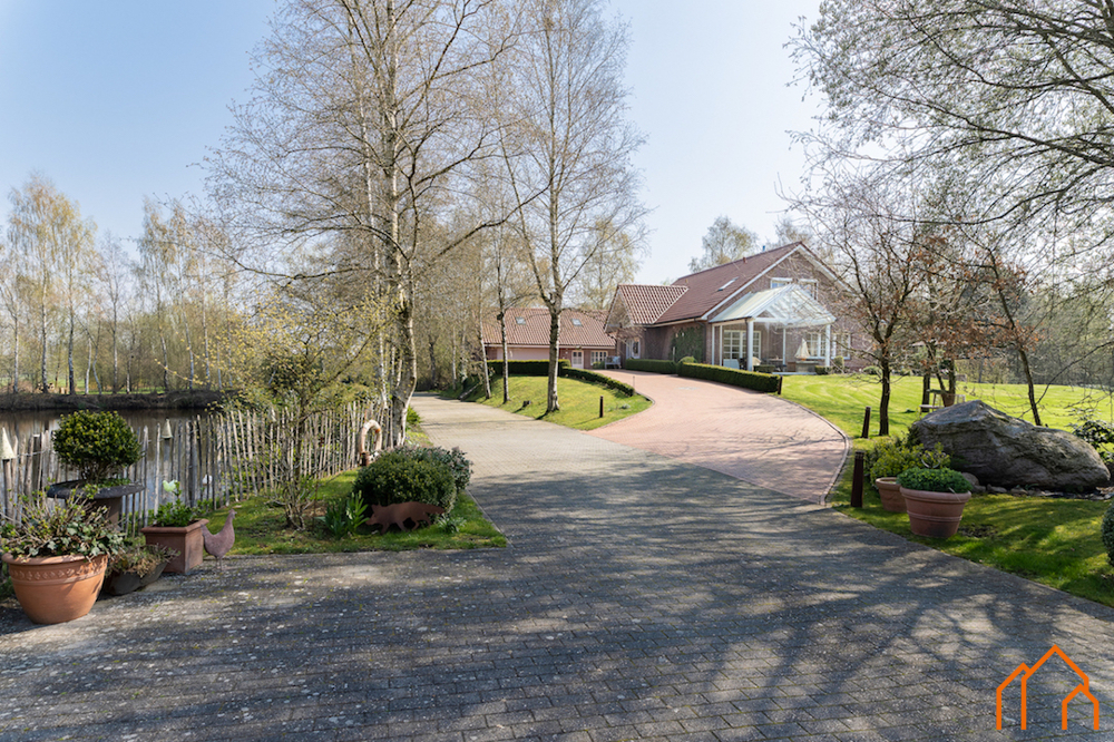 Auffahrt zu Wohnhaus und Garage