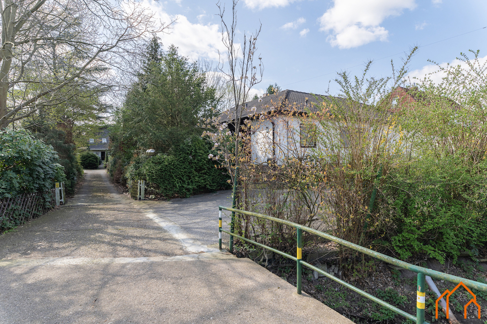 Ansicht vorderes Haus/Auffahrt