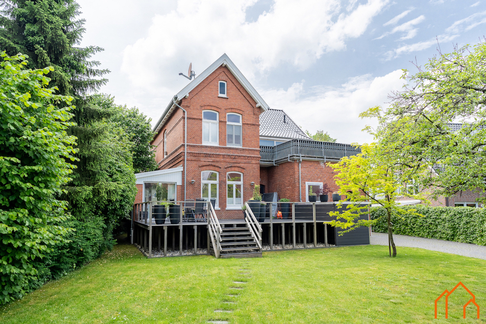 Rückansicht mit Terrasse