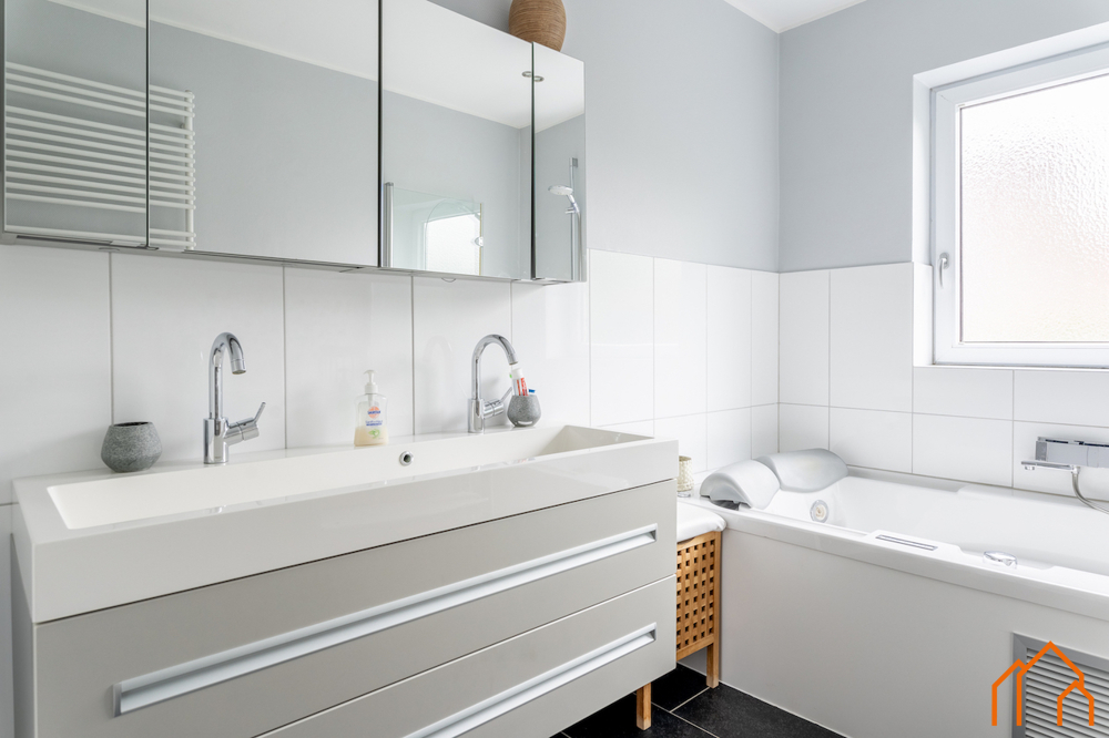  EG - Bad mit Whirlpool Wanne