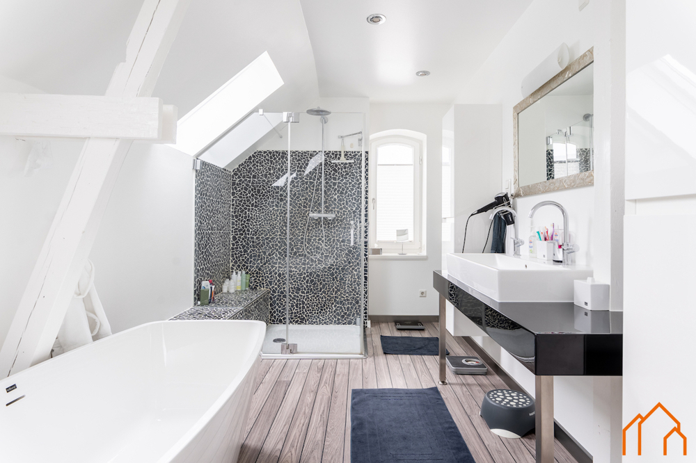 OG - Badezimmer mit Wanne und Dusche