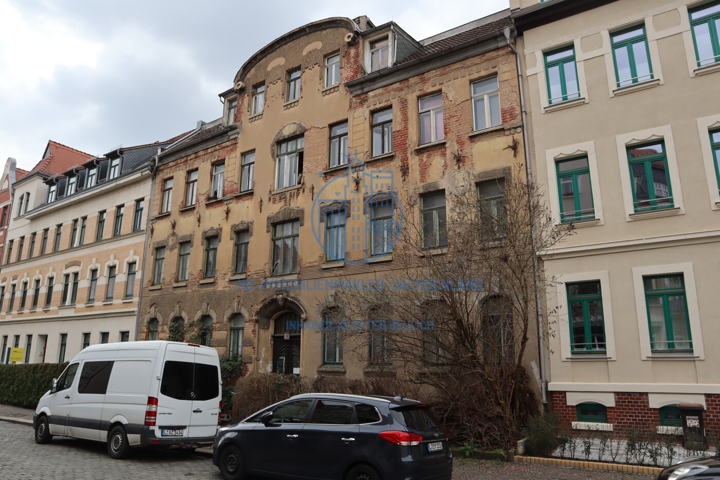 straßenseitige Fassadenansicht mit Vorgarten