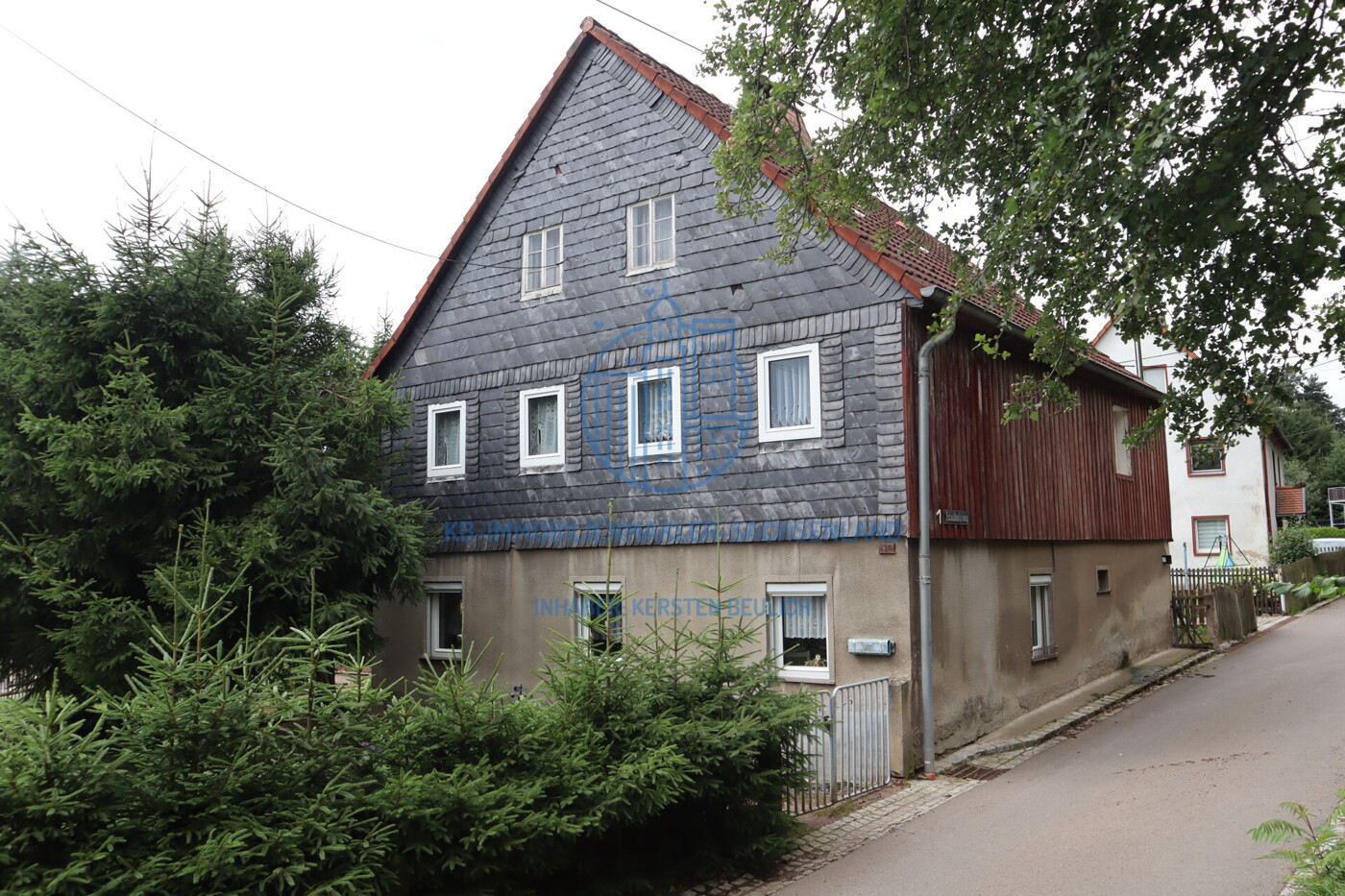 straßenseitige Fassadenansicht