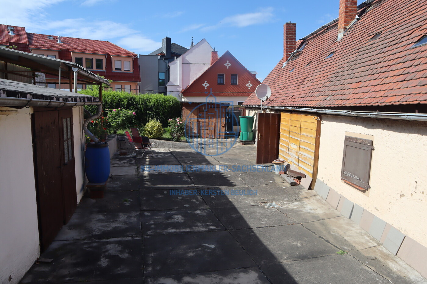 befestigte Freifläche im hinteren Grundstücksbereich