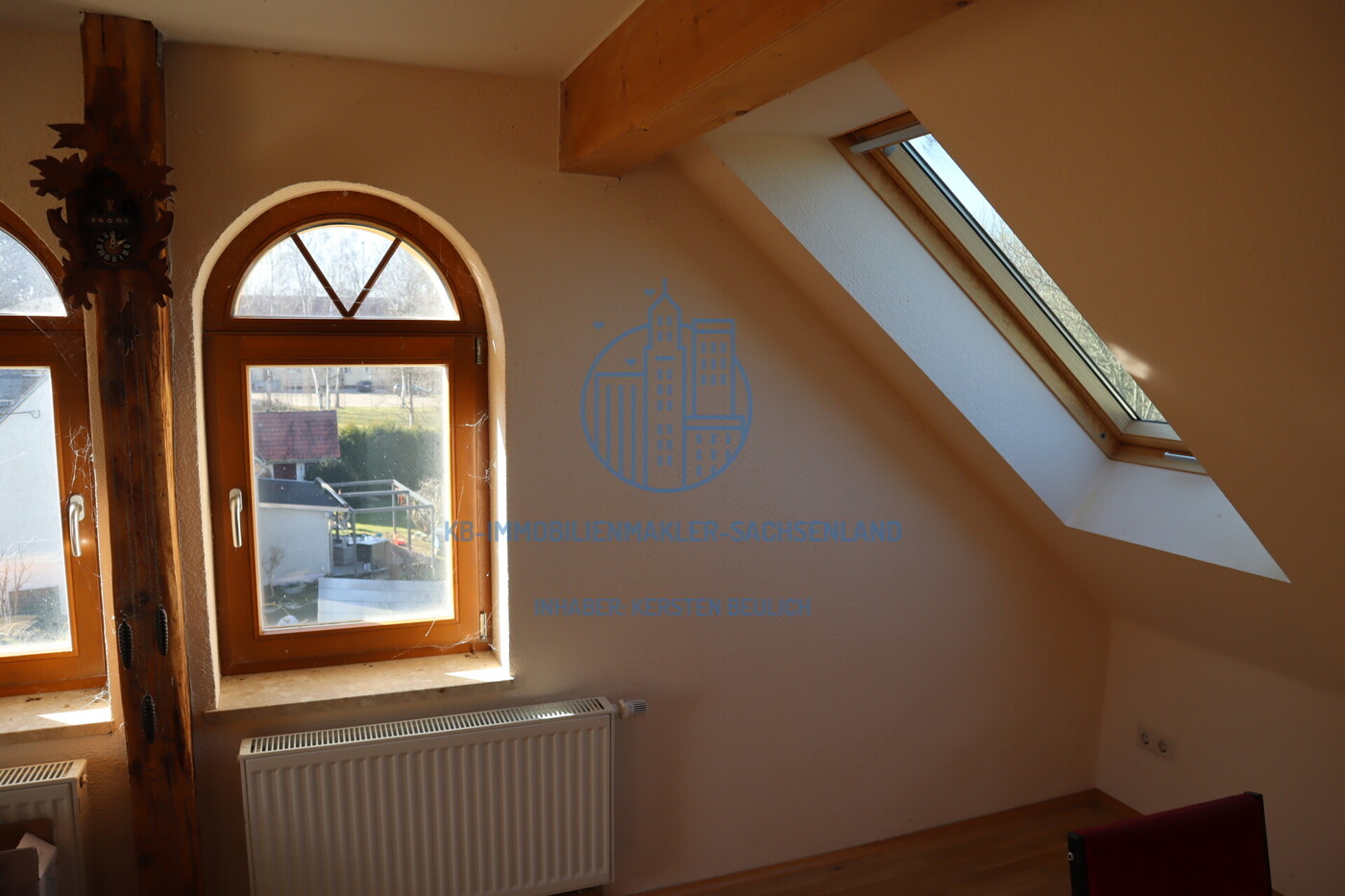 Wohnzimmer der Wohnung im DG