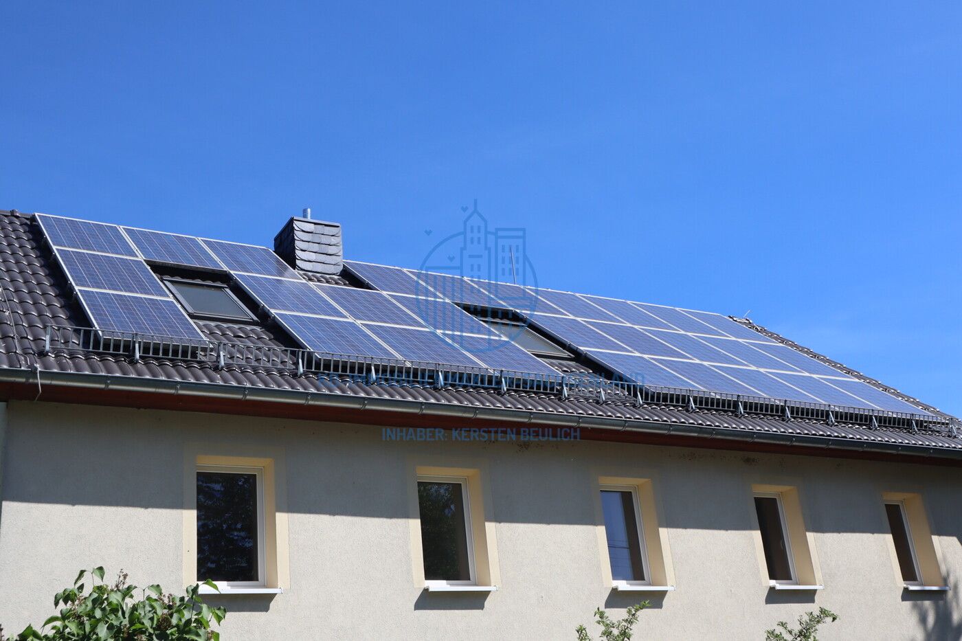 zugehöhrige Aufdach-PV-Anlage zur Realisierung zusätzlicher Erträge