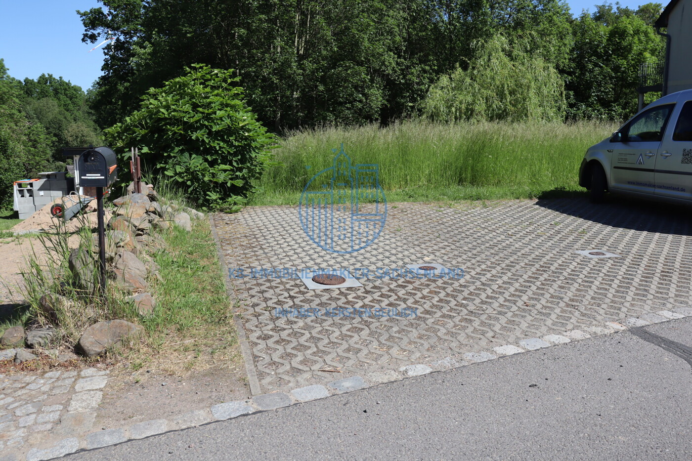 zugehörige Pkw.-Stellplätze im Freien