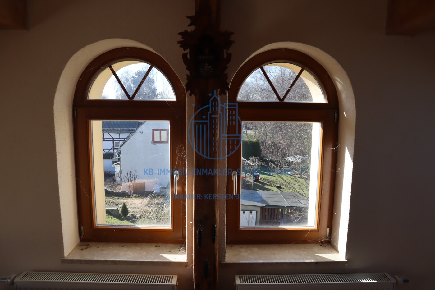 Detailansicht der Fenster im Wohnzimmer der DG-Wohnung