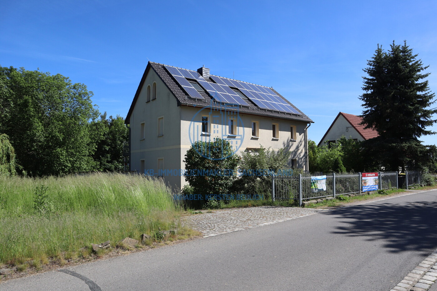 weiträumige Ansicht des Mehrfamilienhauses