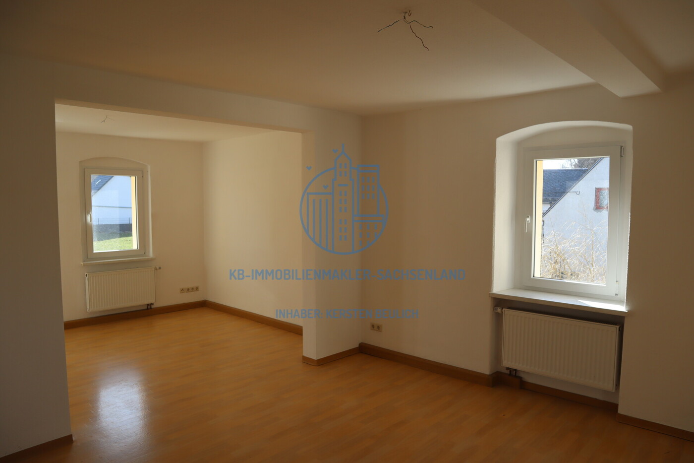großzügiges Wohnzimmer der Wohnung im OG