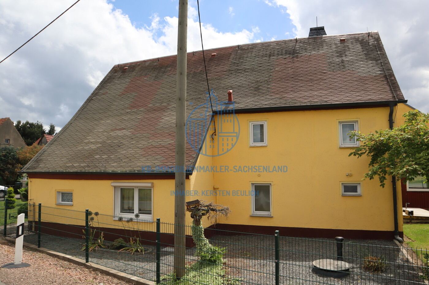 straßenseitige Fassadenansicht des Wohnhauses