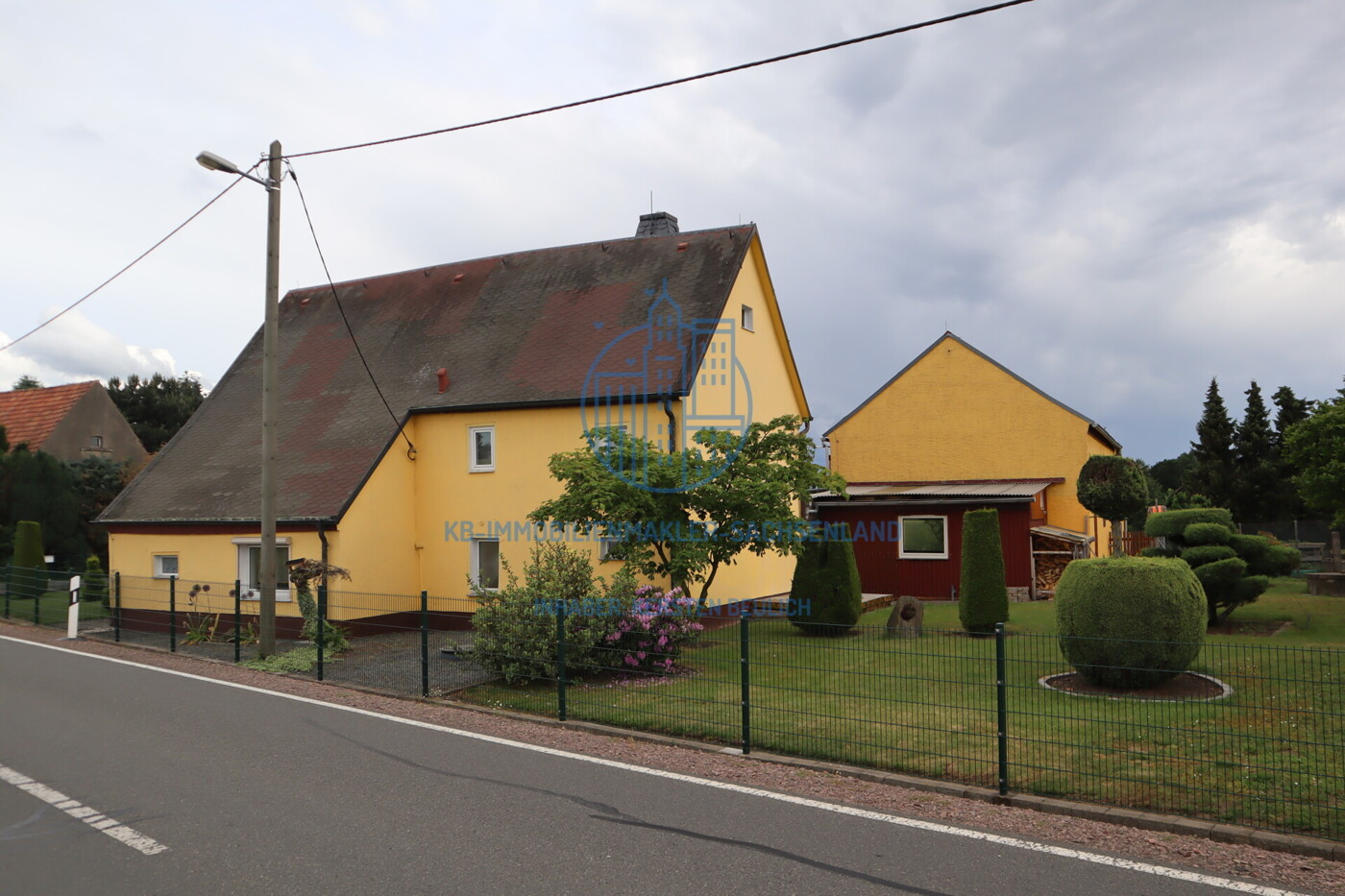 straßenseitige Gesamtansicht