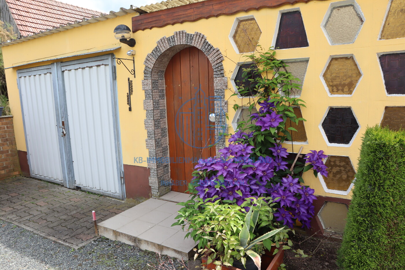 Garage sowie Eingangsbereich in den Sommerwintergarten