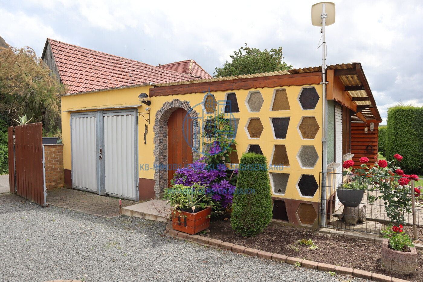 Garage mit Sommerwintergarten sowie überdachter Terrasse